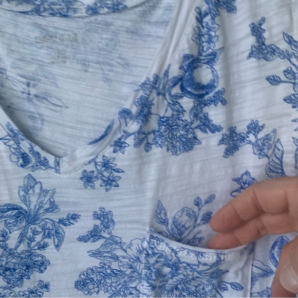 Dept. 222 (XL) White Sleeveless w/Blue Floral Print, V-Neck, w/decorative pocket - Picture 3 of 5